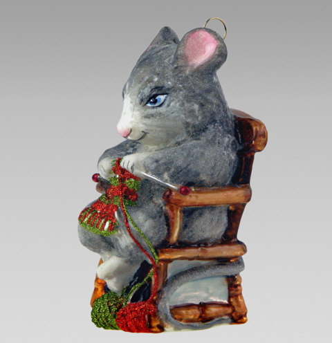 Bombka Komozja: Mysz na krześle robiąca skarpetki (4846K00)